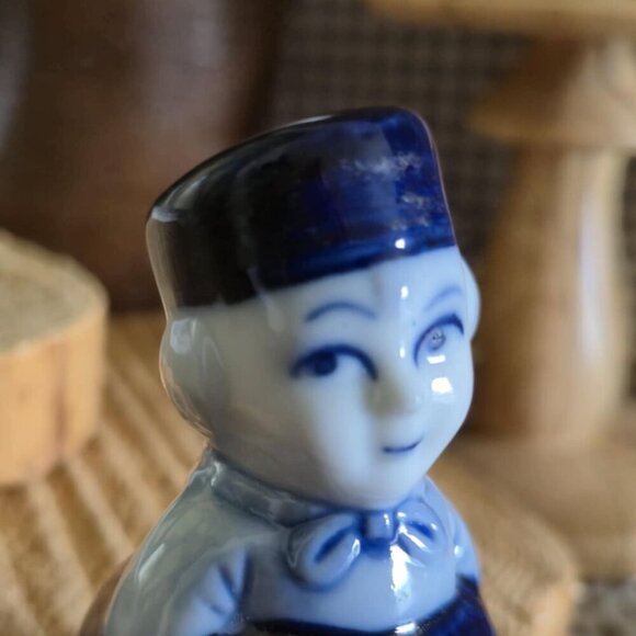 Delft Blue Salt & Pepper Shakers - Picture 5 of 10